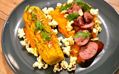 Saucisse fumée, maïs croquant, pop-corn salé & mousseline de patate douce